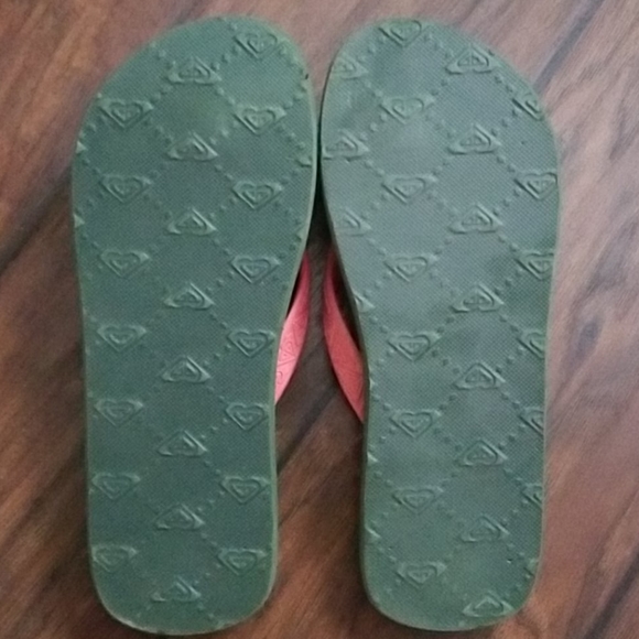 NWOT Roxy flip flops - Picture 2 of 3